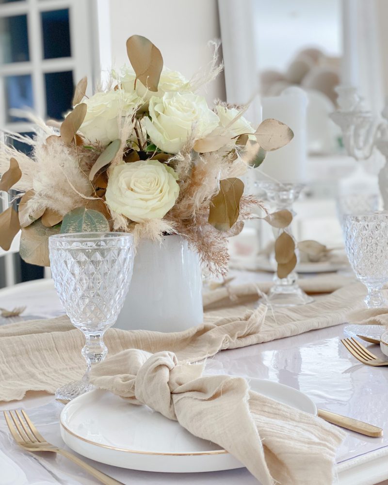 Décoration table de mariage blanc beige naturel